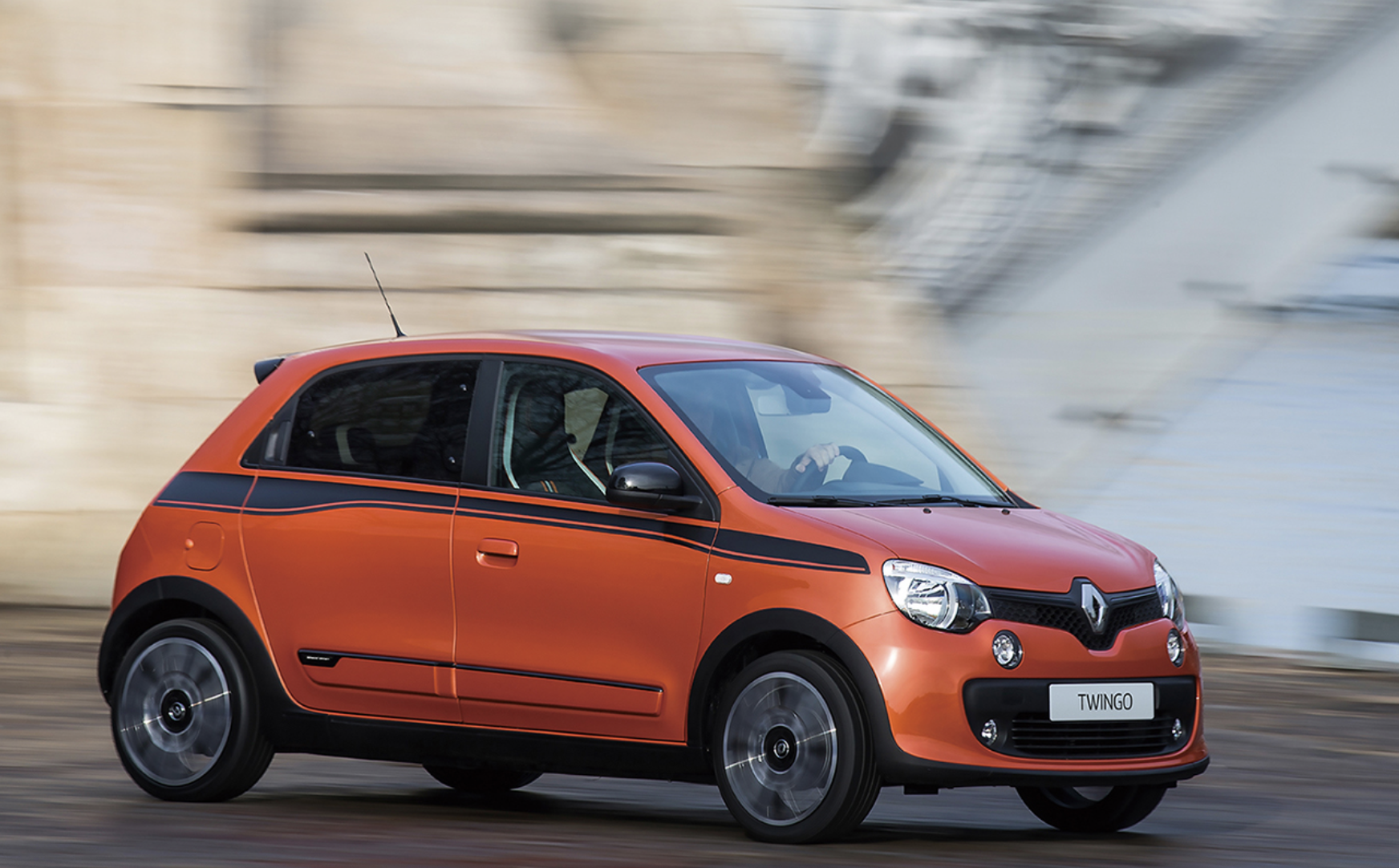 トゥインゴ GT – AHH4B1【リアエンジンの小さな暴れん坊】