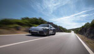 ポルシェ911ターボS、ついに電動化。930から続いた「暴力」の系譜が迎えた静かな転換点