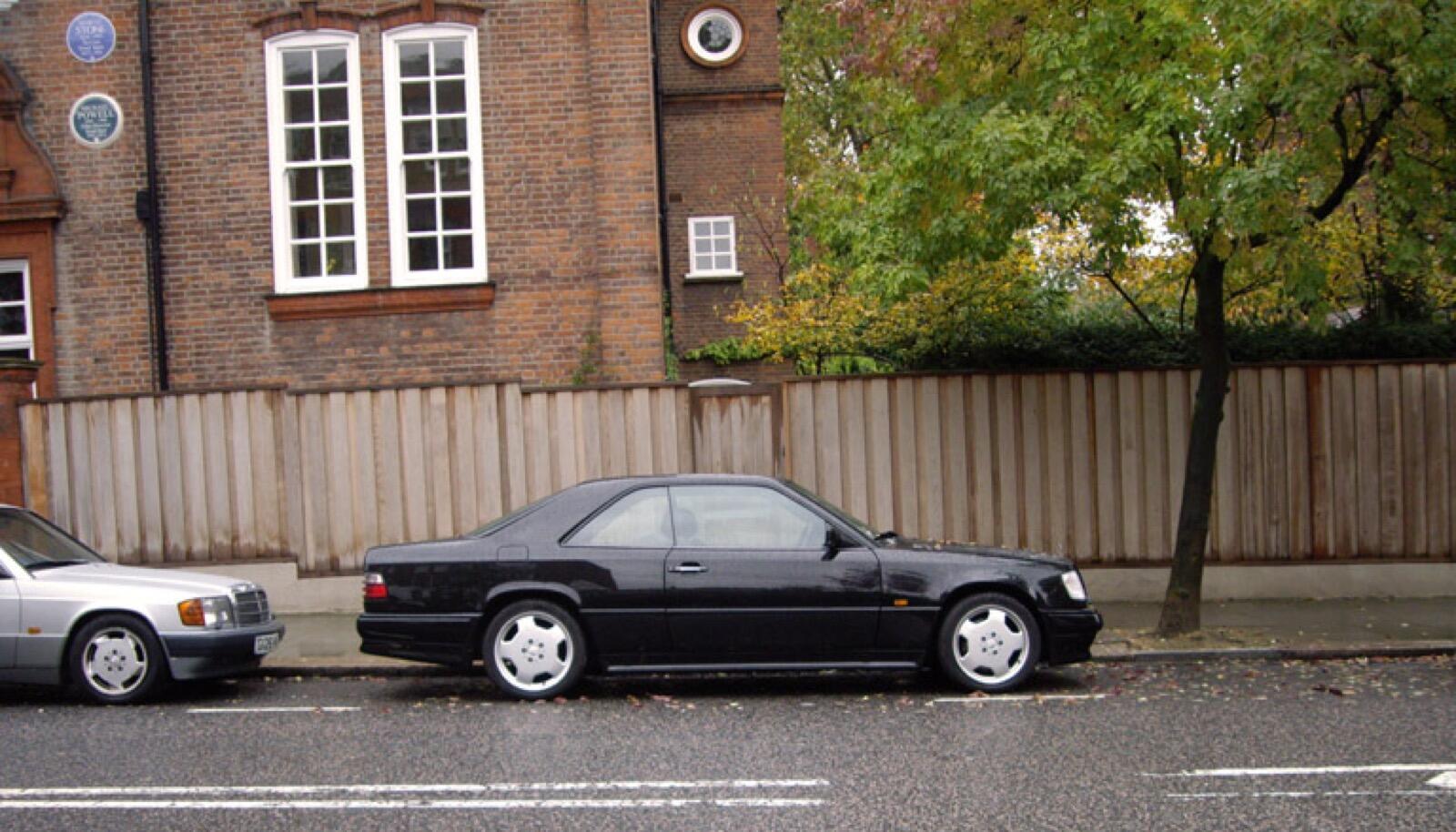 メルセデス・ベンツ E 36 AMGクーペ（C124）のサイドビュー