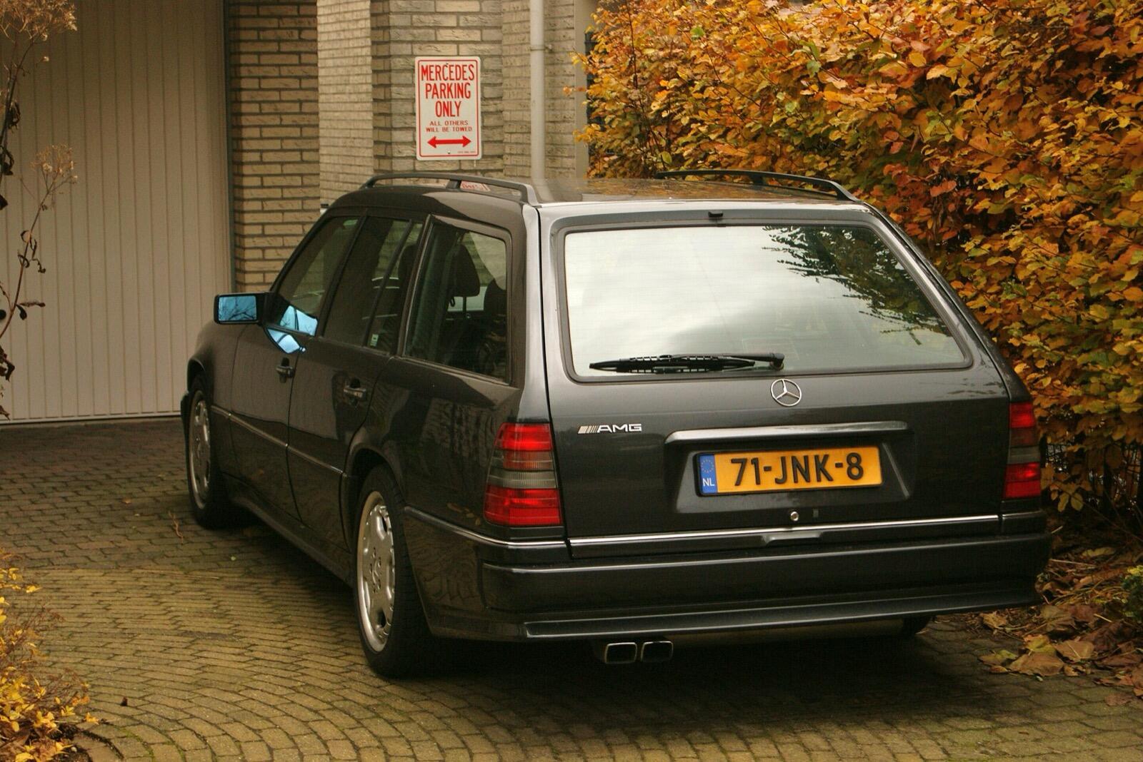 メルセデス・ベンツ E 36 AMG Kombi（S124）のリアビュー