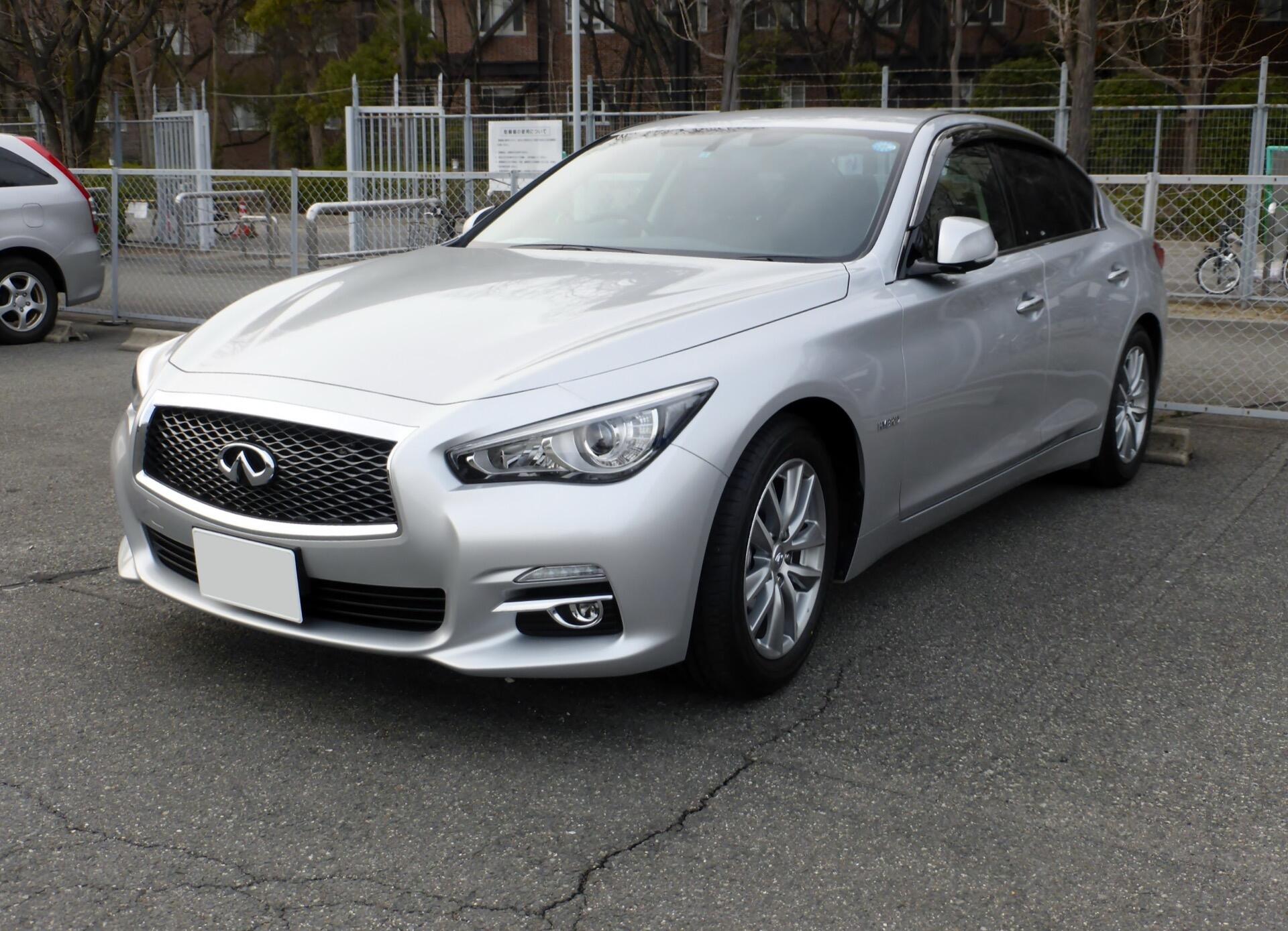 INFINITIエンブレムを付けたV37型スカイライン 350GT HYBRID