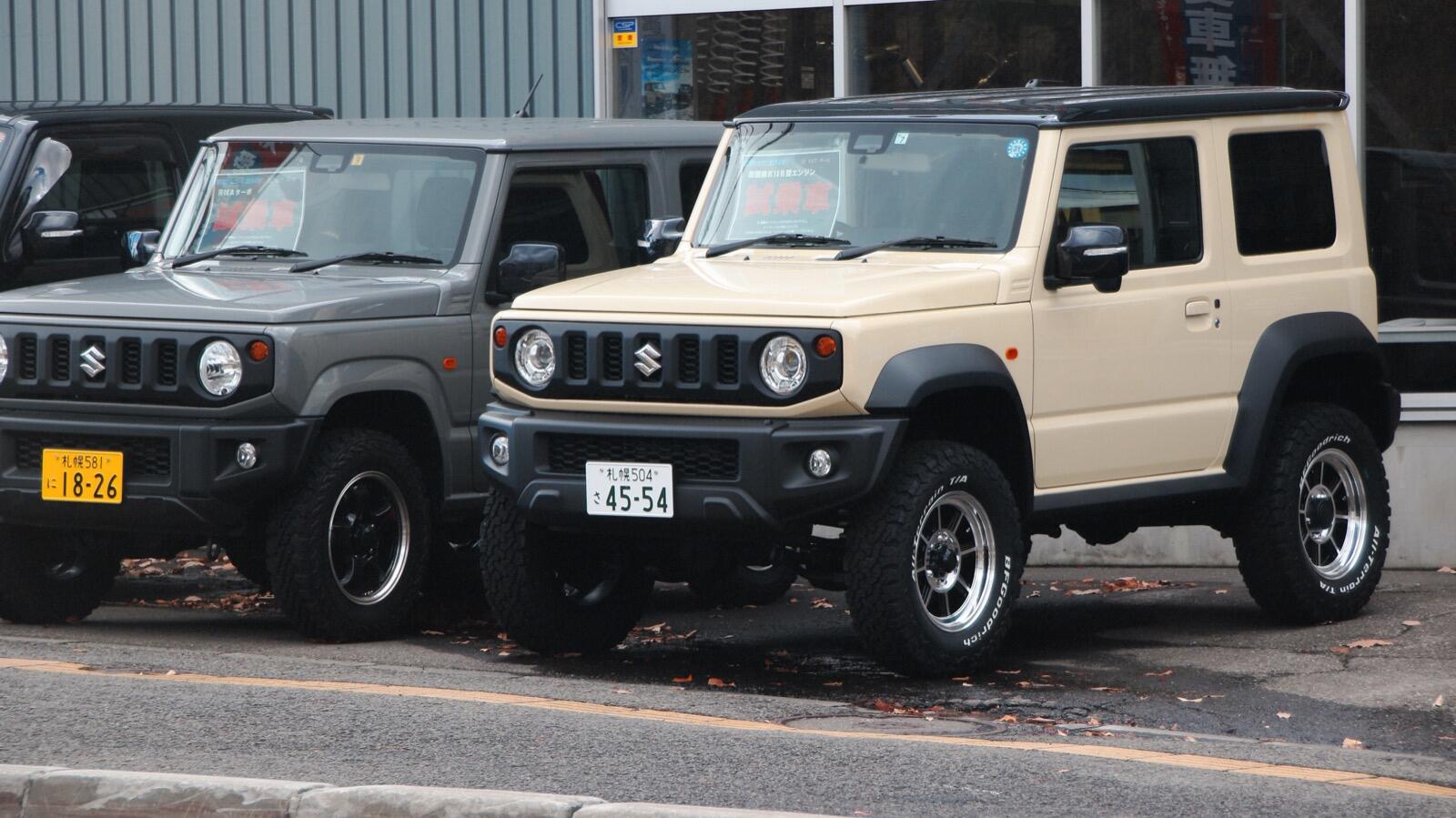 スズキ ジムニー（JB64）の屋外フロントビュー