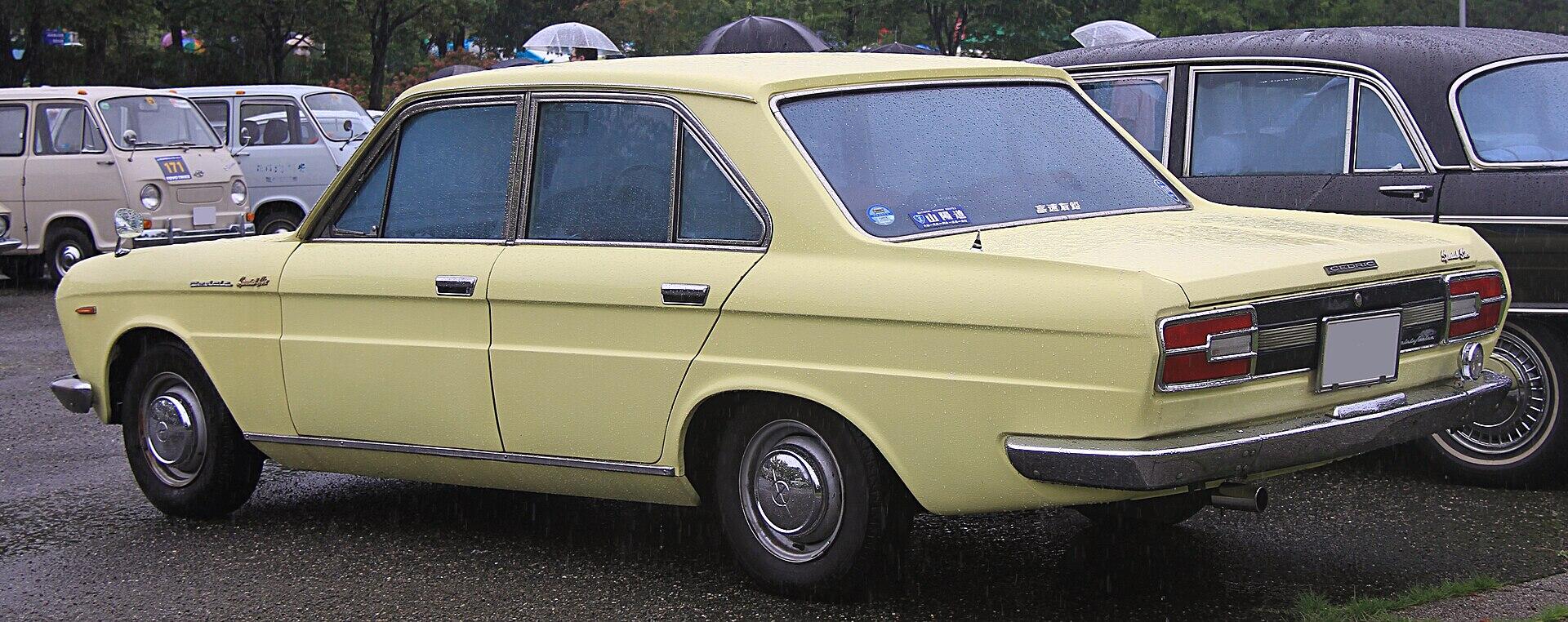 1968年のセドリック130型スペシャル6を後方から見た写真。長方形のテールランプが見える