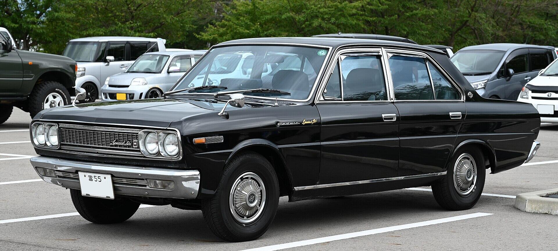1969~1971年型セドリック130型スペシャル6を斜め前から見た写真