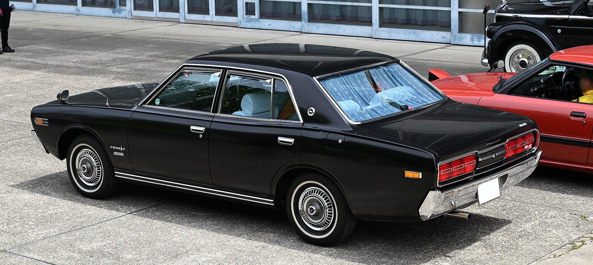 1972年式セドリック230型セダン2000GLを斜め後ろから見た写真