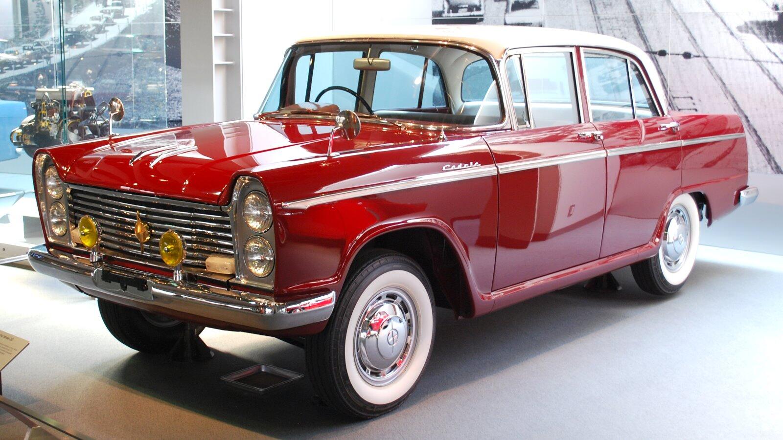 セドリック – 30/31型【縦四灯から横四灯へ、初代の二つの顔】