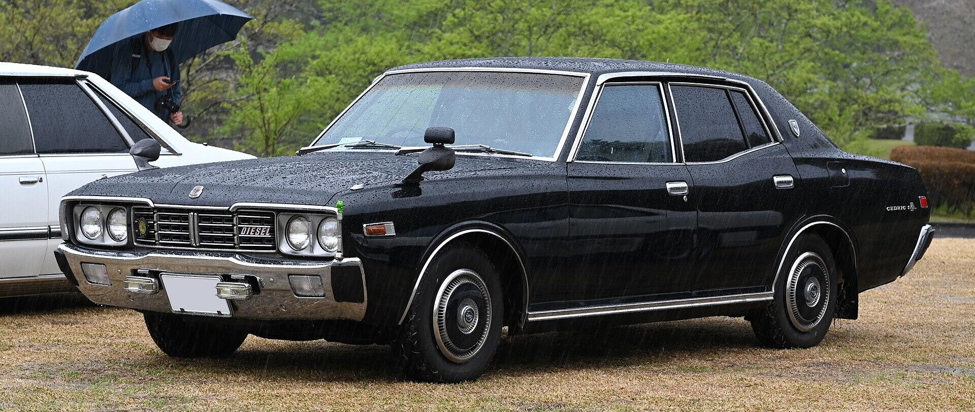 1977～1979年型セドリック330系セダン220Dデラックスを斜め前から見た写真