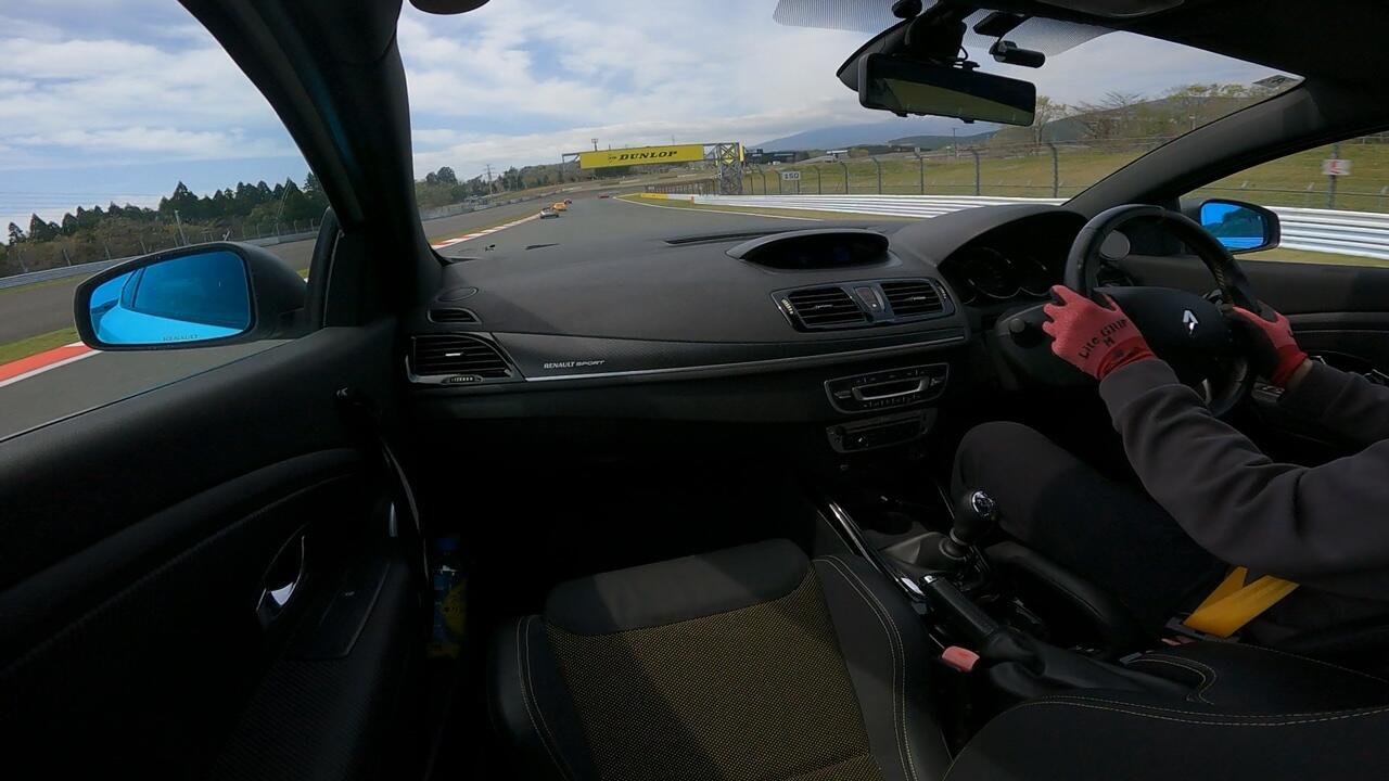 富士スピードウェイを走るメガーヌ R.S.の車内